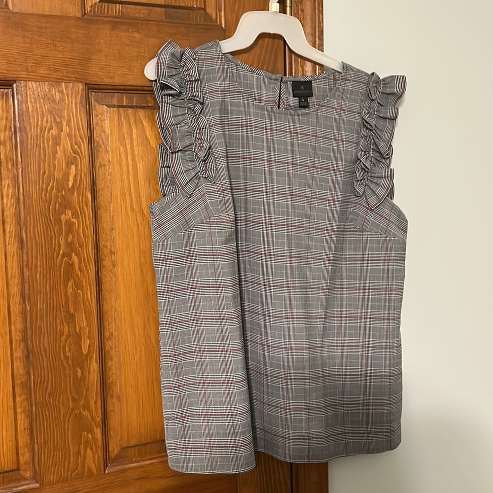 Worthington Large sleeveless ruffles at arms cute top. Good condition.